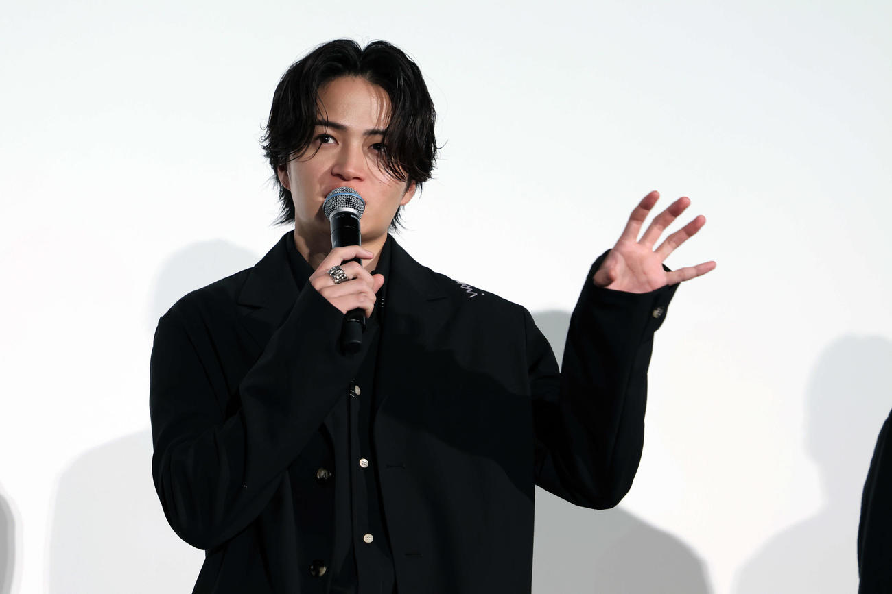 映画「＃真相をお話しします」初日舞台あいさつに登壇し、話す菊池風磨（撮影・山本朝陽）