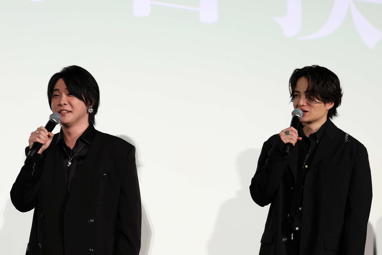 映画「＃真相をお話しします」初日舞台あいさつに登壇し、話す大森元貴（左）と菊池風磨（撮影・山本朝陽）