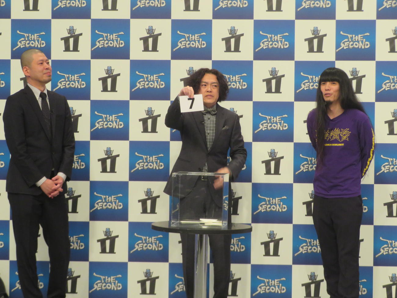 ガクテンソクのよじょう（中央に）抽選させた金属バット