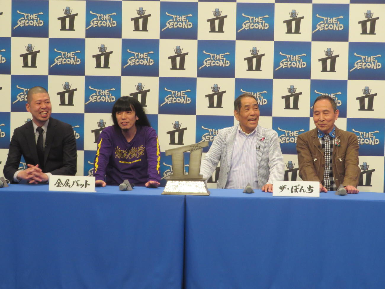 会見に出席した金属バットとザ・ぼんち