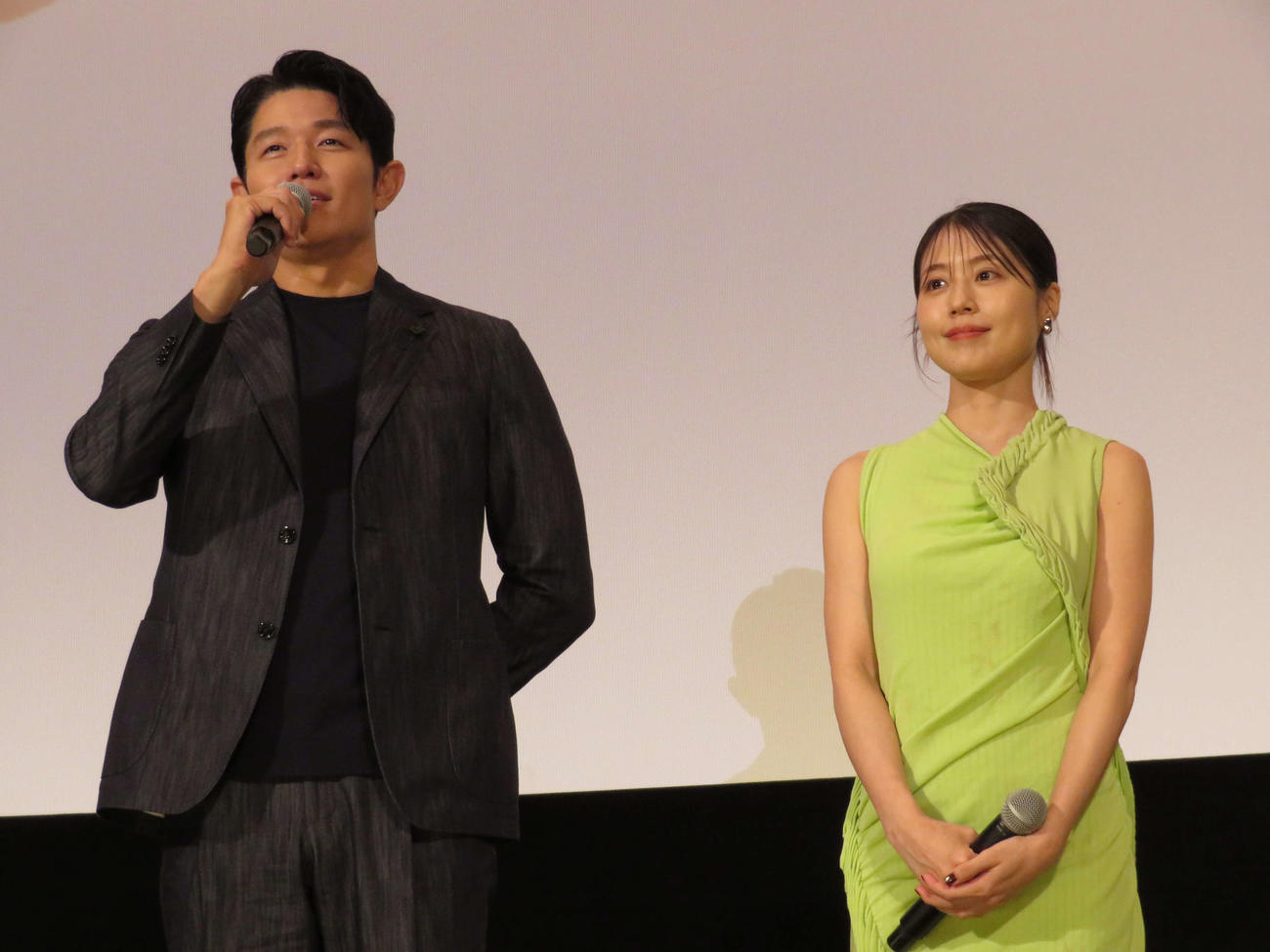 映画「花まんま」初日舞台あいさつに登壇した鈴木亮平と有村架純（撮影・村上幸将）