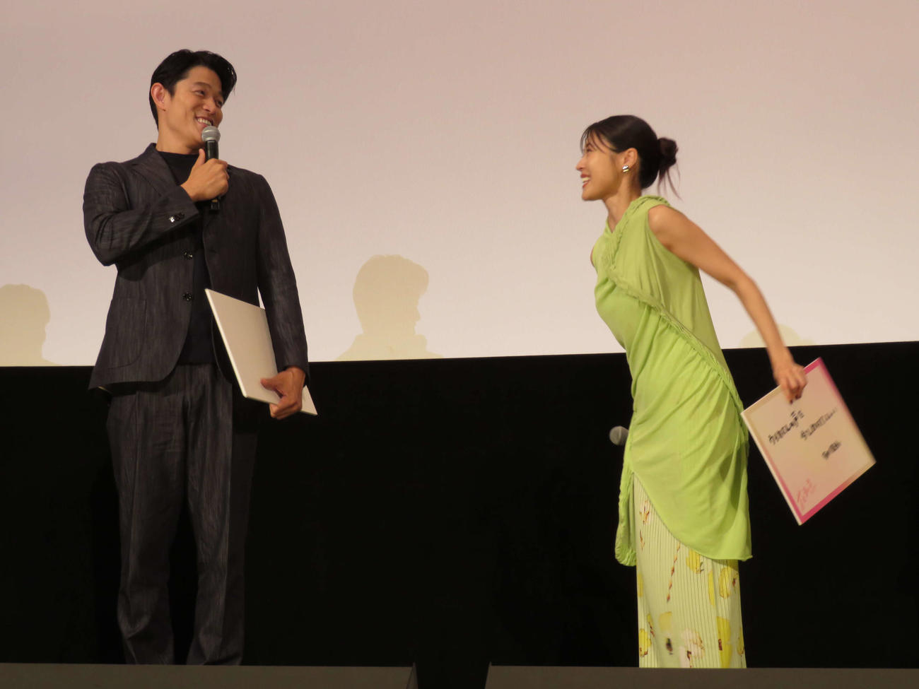 映画「花まんま」初日舞台あいさつにで、鈴木亮平に向かって「アンパンマン、ちゃうねん！！！！」と大声でツッコんだ有村架純（撮影・村上幸将）