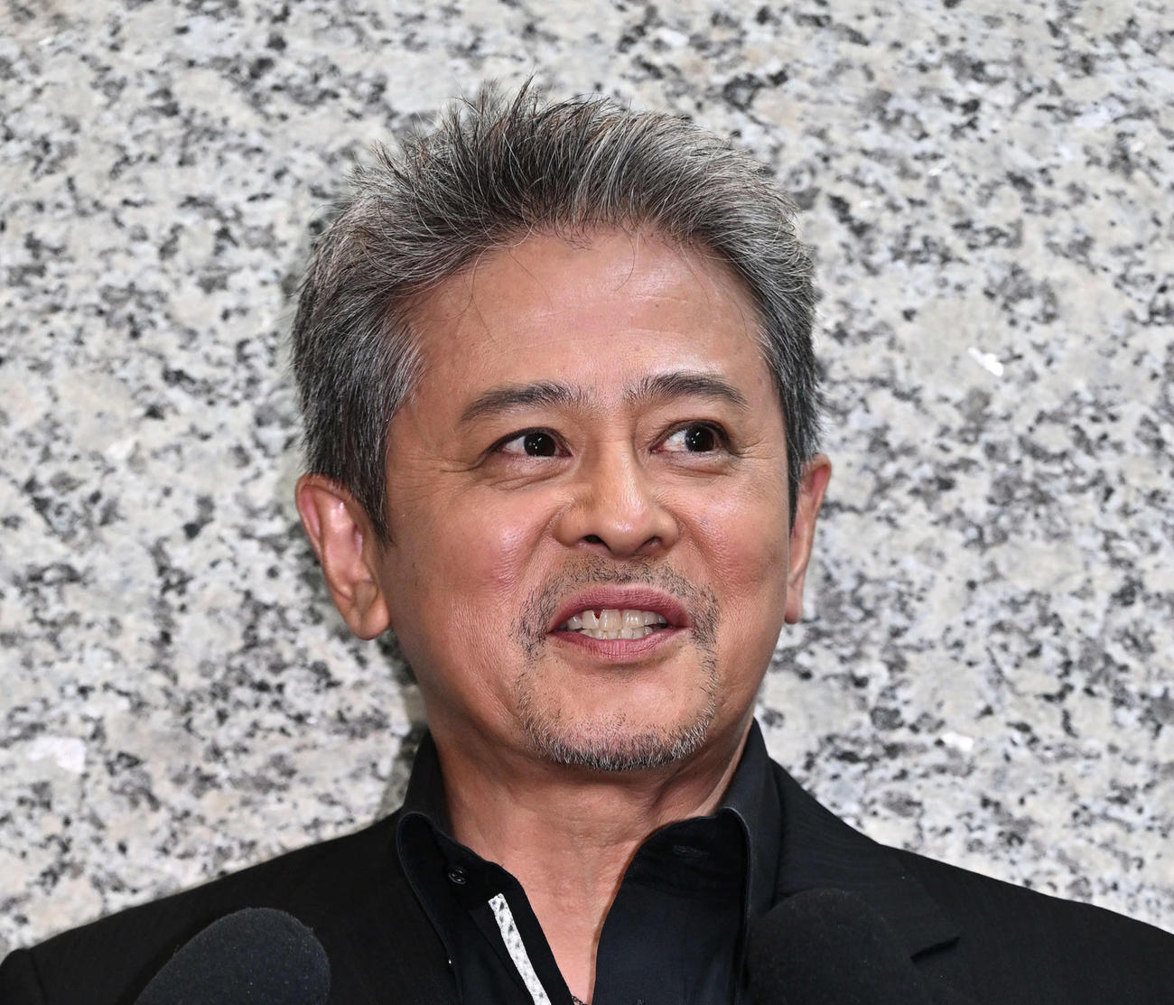 22日、中山美穂さんお別れの会で思い出を語る中村繁之