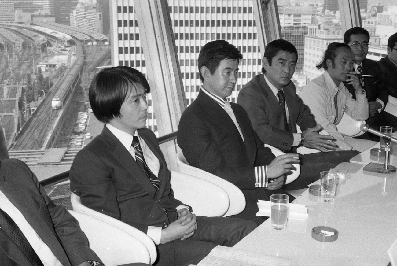 75年5月、東映「新幹線大爆破」の製作発表に臨む高倉健さん（左から3人目）