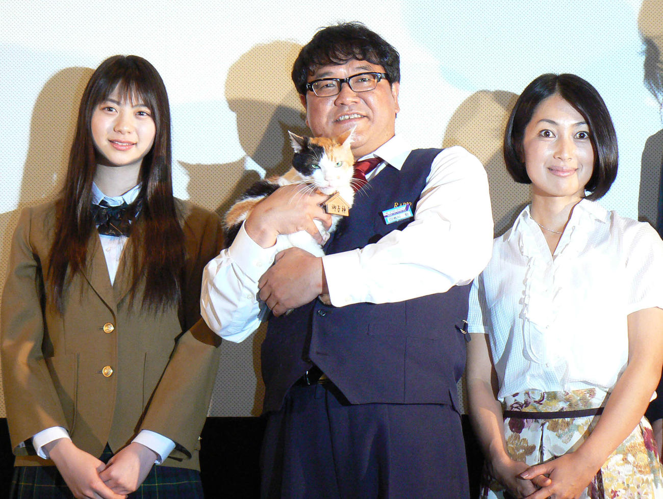 映画「ねこタクシー」の初日舞台あいさつに出席し左から山下リオ、カンニング竹山、鶴田真由（2010年6月撮影）