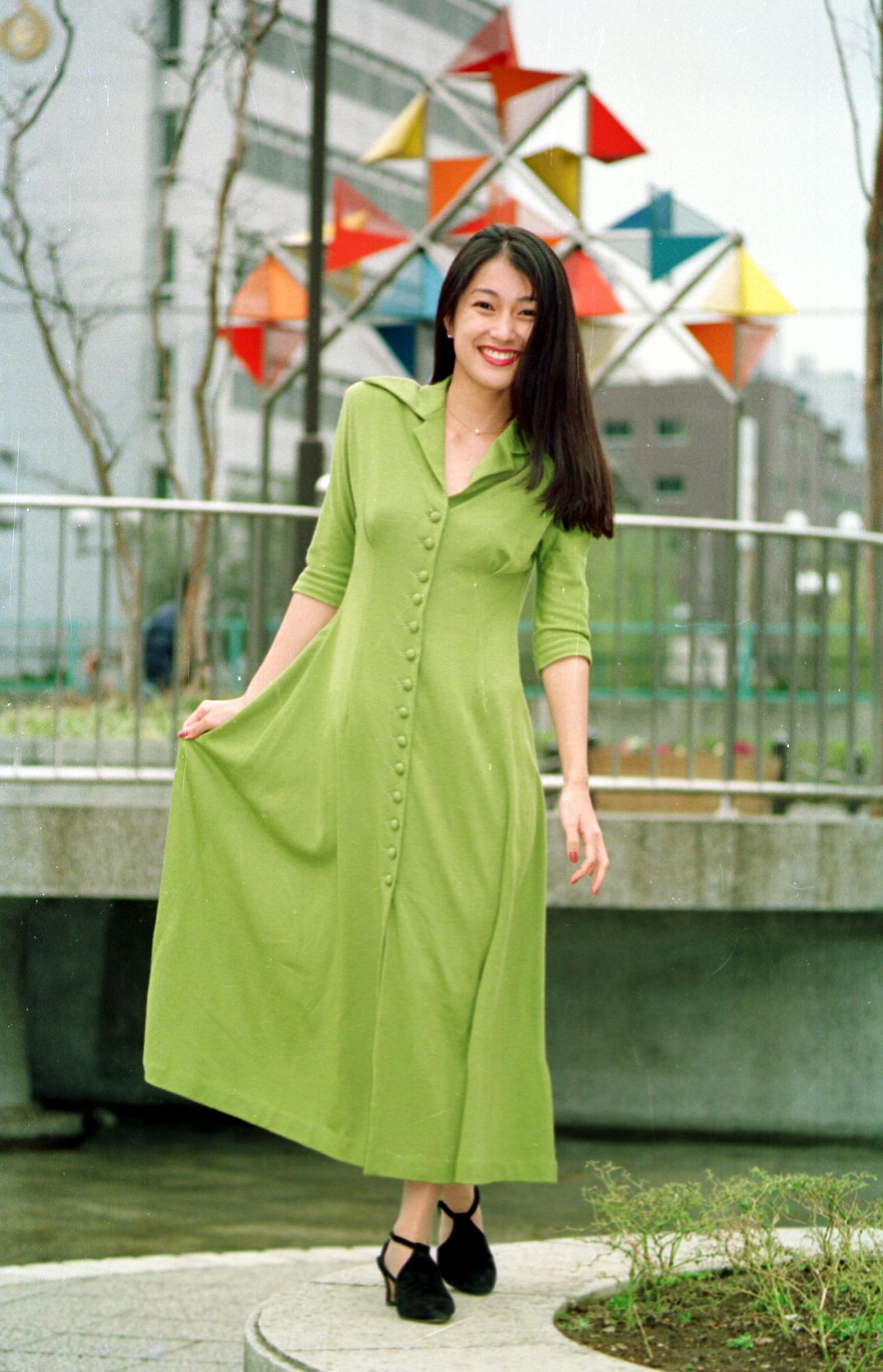 日刊スポーツに来社し、笑顔で写真に納まる鶴田真由（1993年1月撮影）