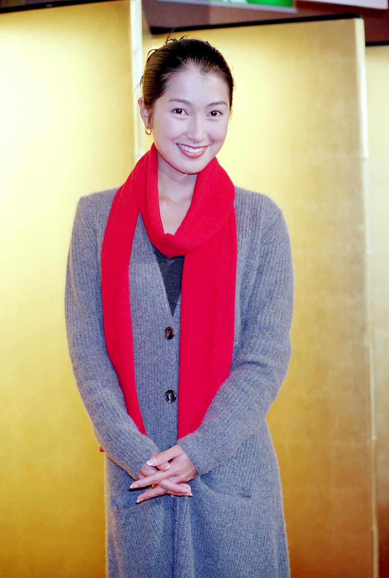 テレビ朝日新春ドラマ「パパ帰る96」製作発表会見　笑顔をみせる鶴田真由（1995年11月撮影）