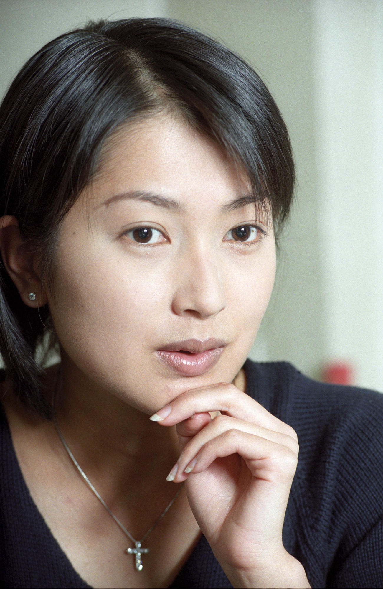 本紙インタビューにこたえる鶴田真由（1998年5月撮影）