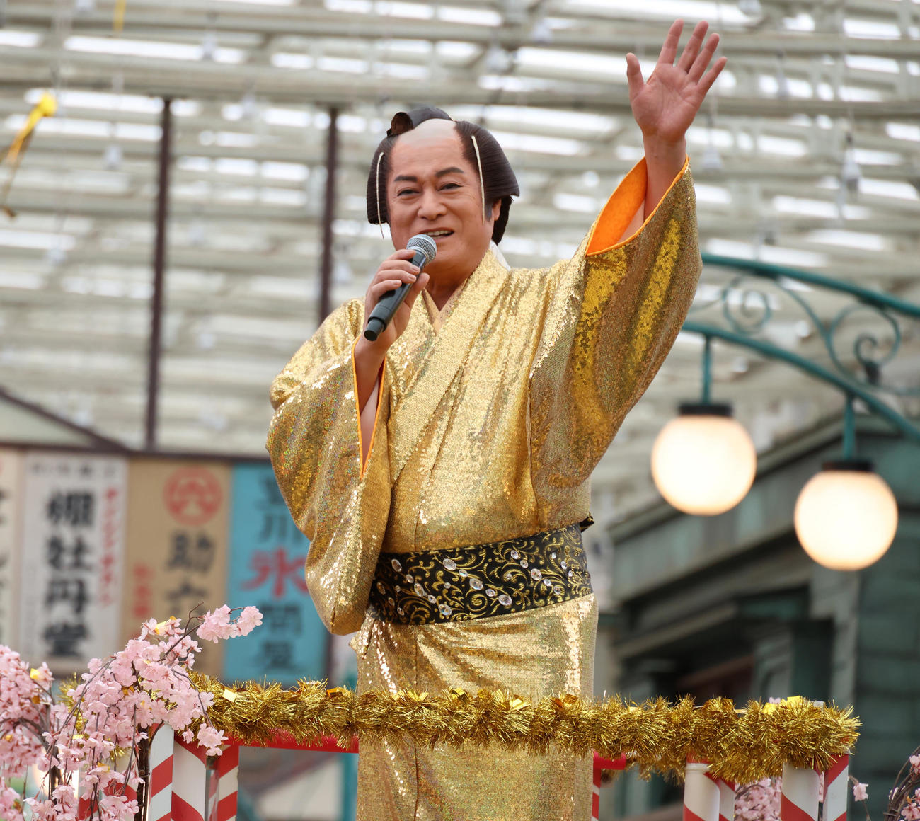 西武園ゆうえんち「ゴールデン・マツケン祭」で踊り明かす松平健（撮影・中島郁夫）