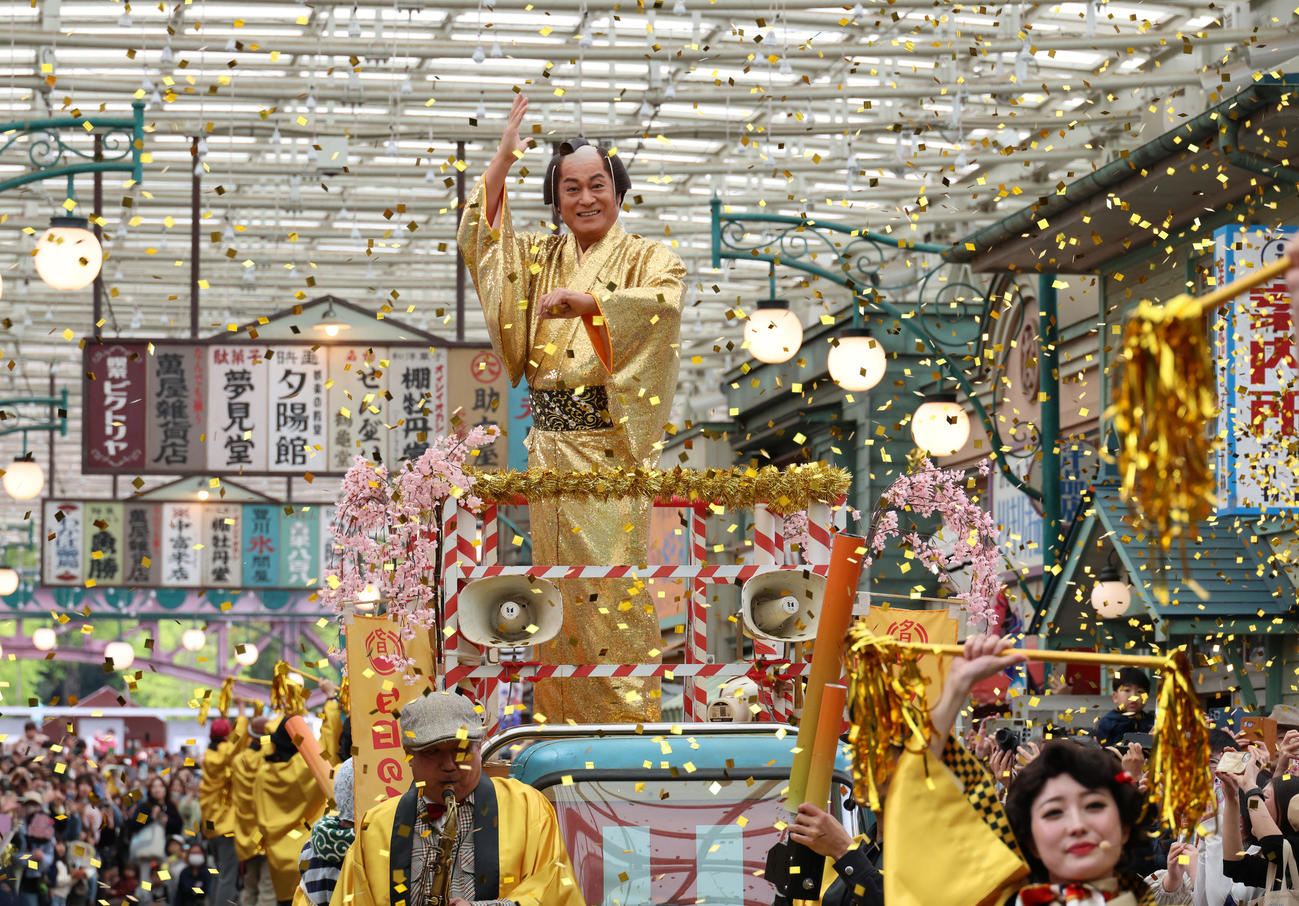 西武園ゆうえんち「ゴールデン・マツケン祭」で踊り明かす松平健（撮影・中島郁夫）