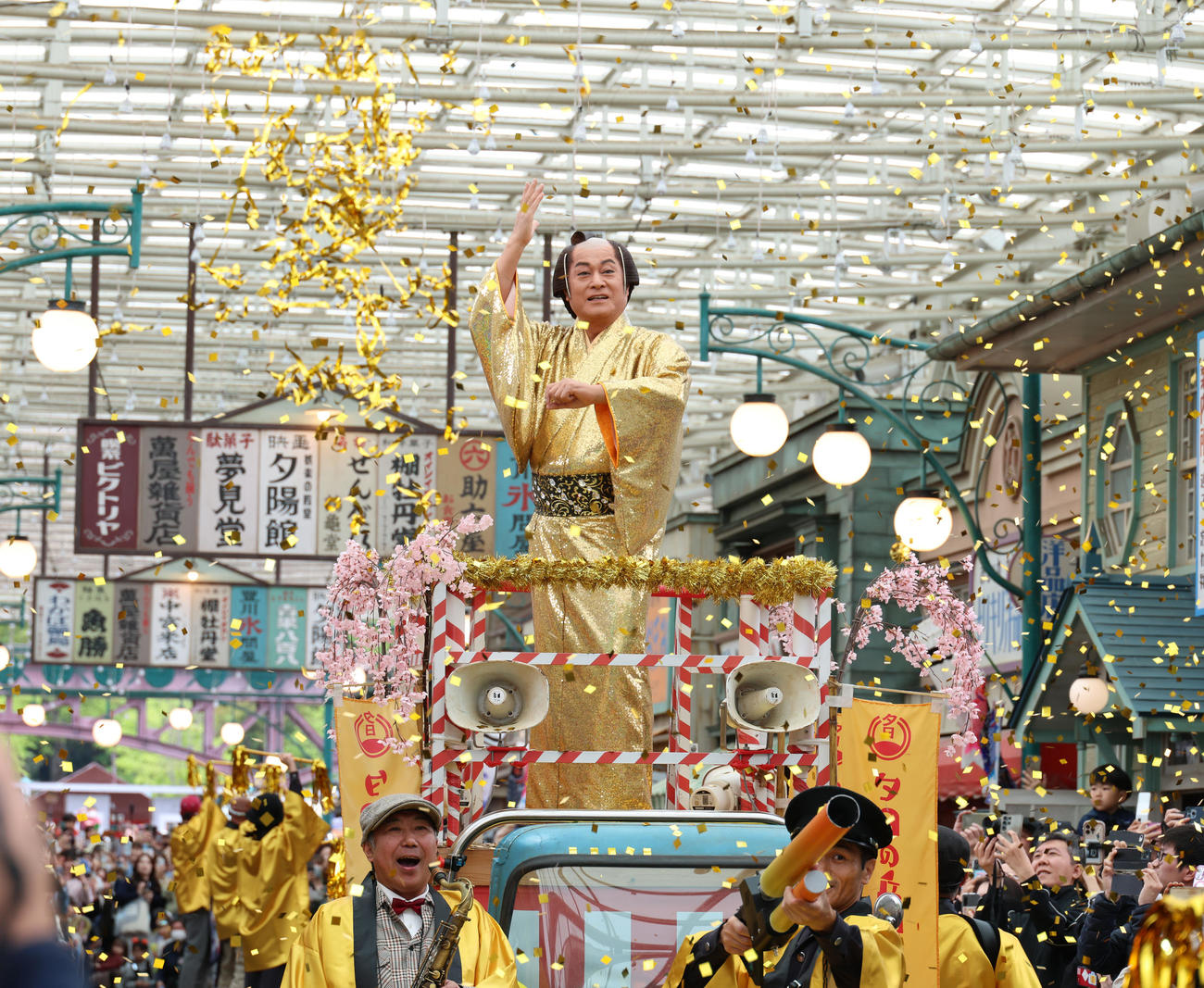 西武園ゆうえんち「ゴールデン・マツケン祭」で踊り明かす松平健（撮影・中島郁夫）