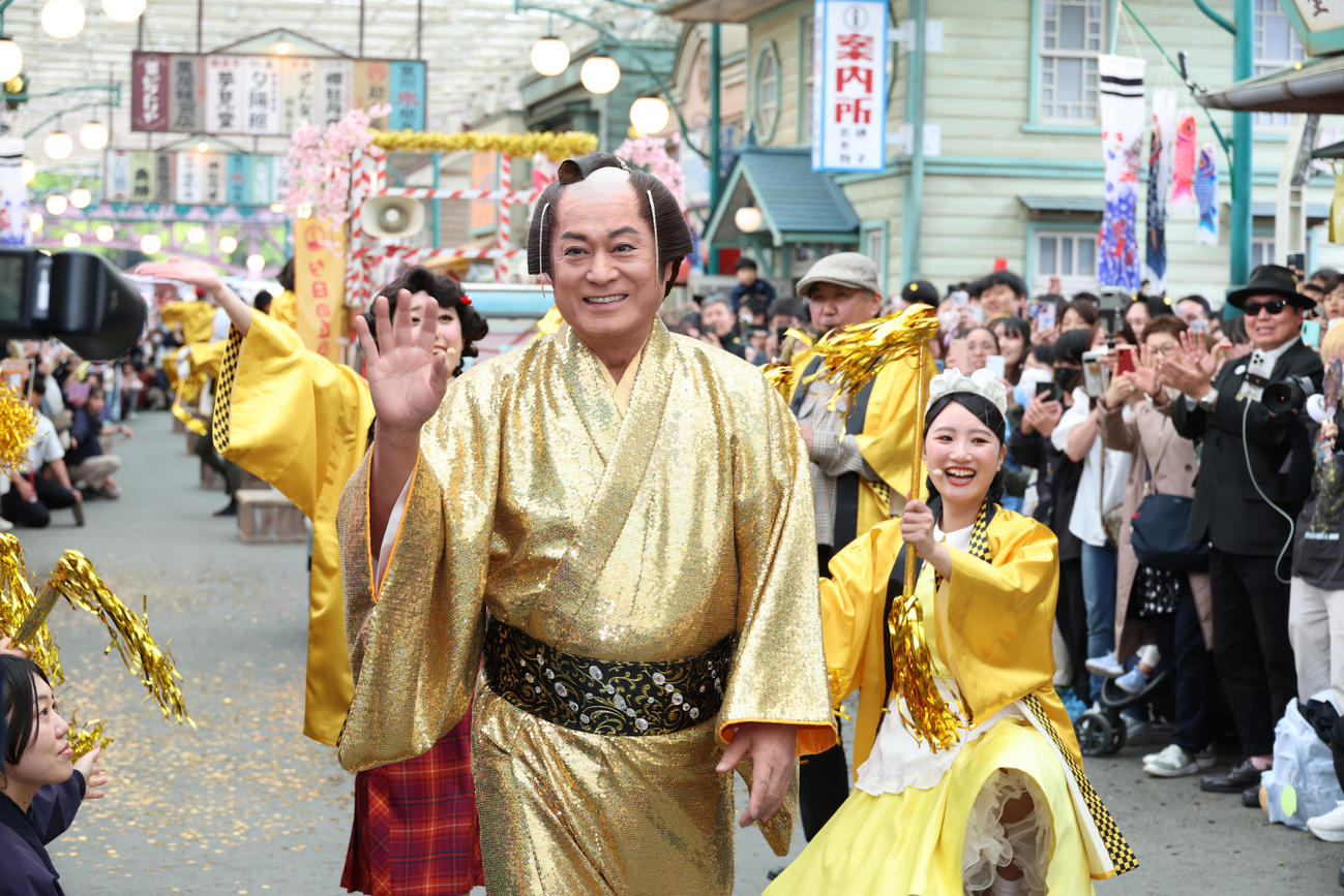 西武園ゆうえんち「ゴールデン・マツケン祭」で踊り明かす松平健（撮影・中島郁夫）