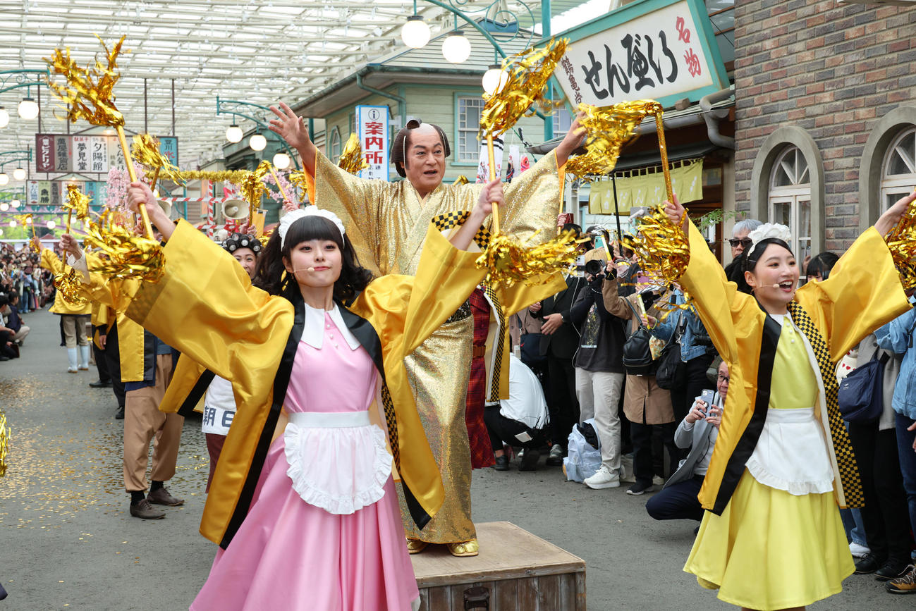 西武園ゆうえんち「ゴールデン・マツケン祭」で踊り明かす松平健（撮影・中島郁夫）