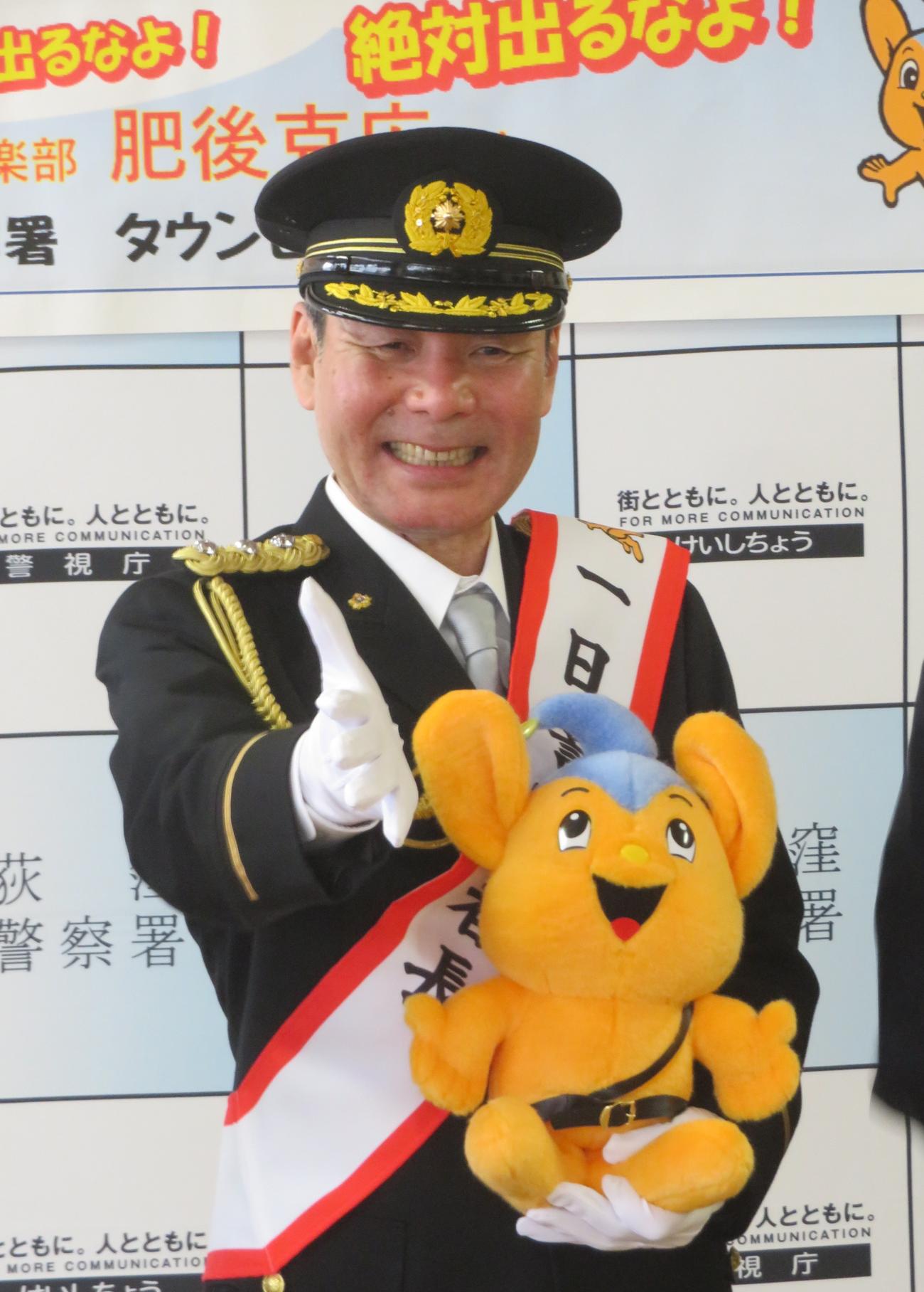 ピーポくんを手にヤーのポーズを披露する肥後克広
