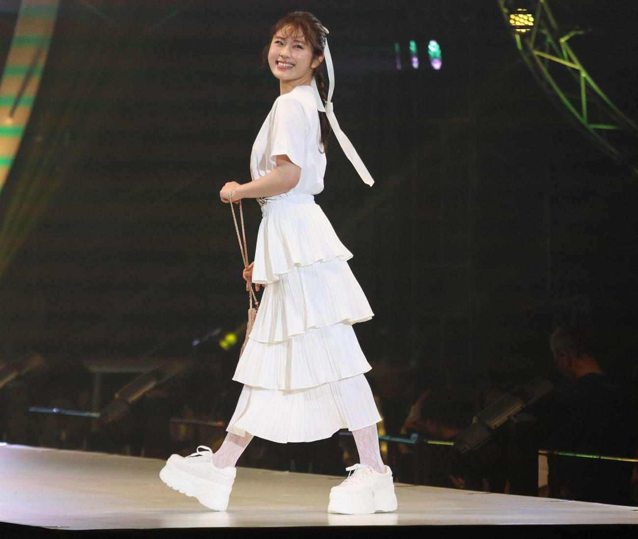 ランウェーで笑顔を見せる元NMB48渋谷凪咲（撮影・保坂果那）