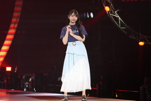 ランウェーでポーズを決めるSKE48森本くるみ（撮影・保坂果那）