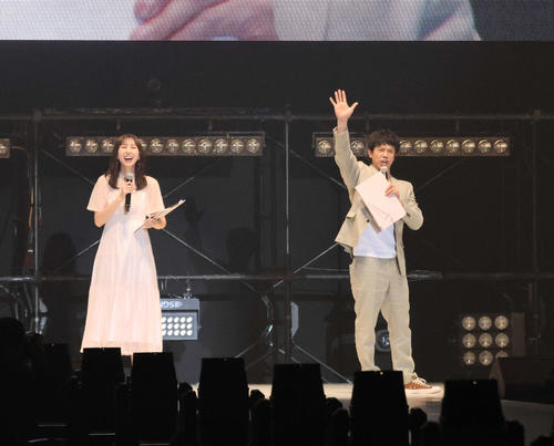 自己紹介で「ミキティー」と叫ぶ庄司智春（右）。左は小俣彩織（撮影・保坂果那）