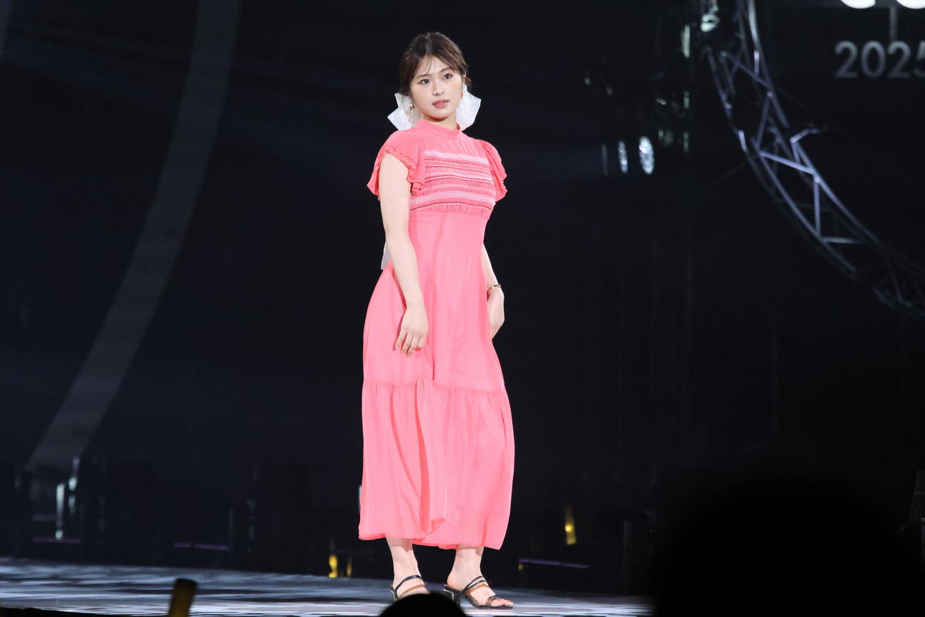 ランウエーを歩く元NMB48渋谷凪咲（撮影・保坂果那）