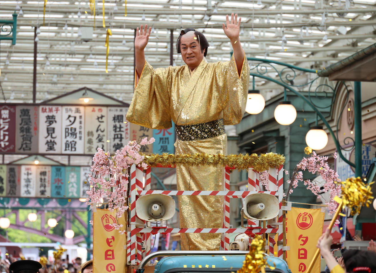西武園ゆうえんち「ゴールデン・マツケン祭」で踊り明かす松平健（撮影・中島郁夫）