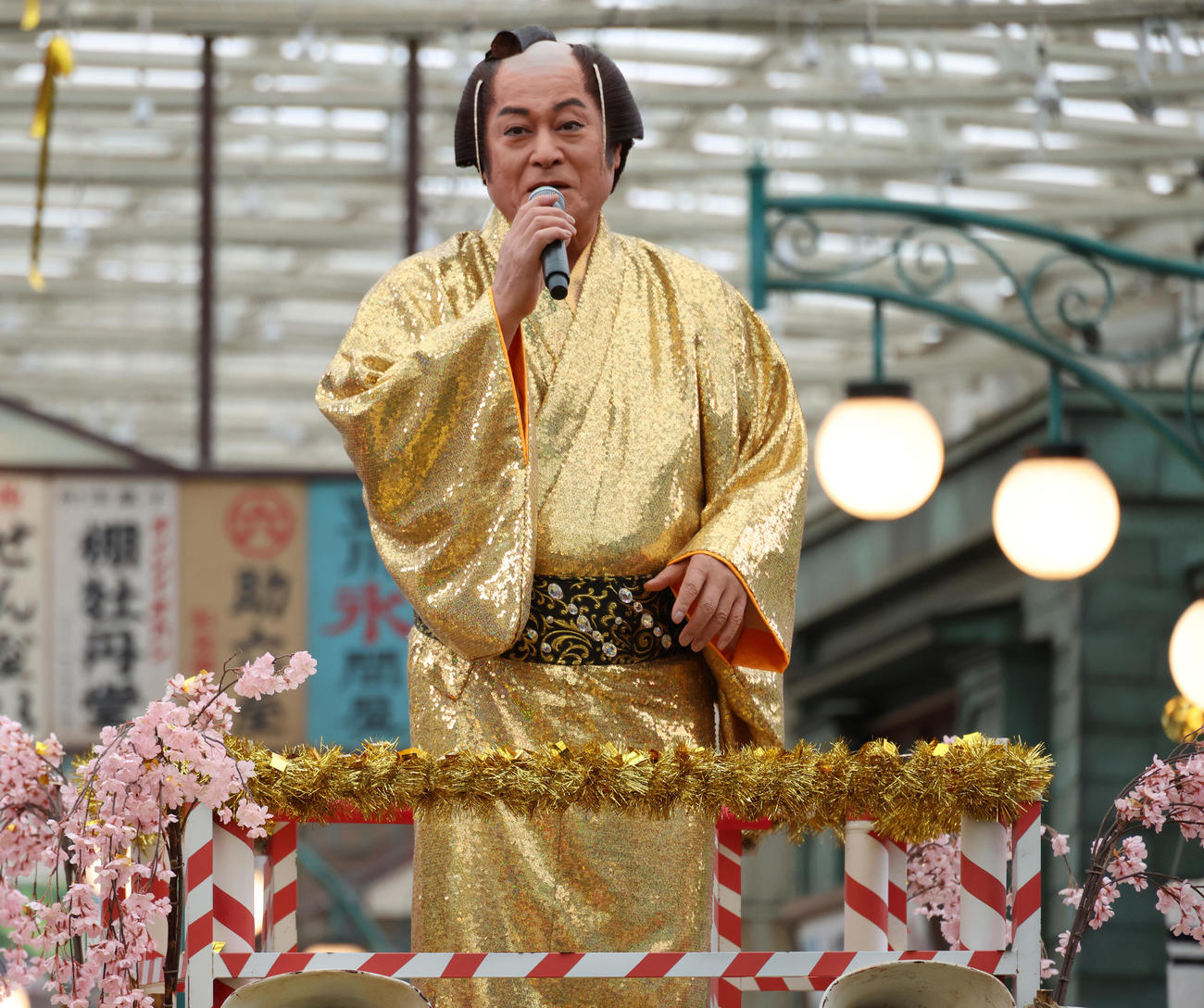 西武園ゆうえんち「ゴールデン・マツケン祭」で踊り明かす松平健（撮影・中島郁夫）