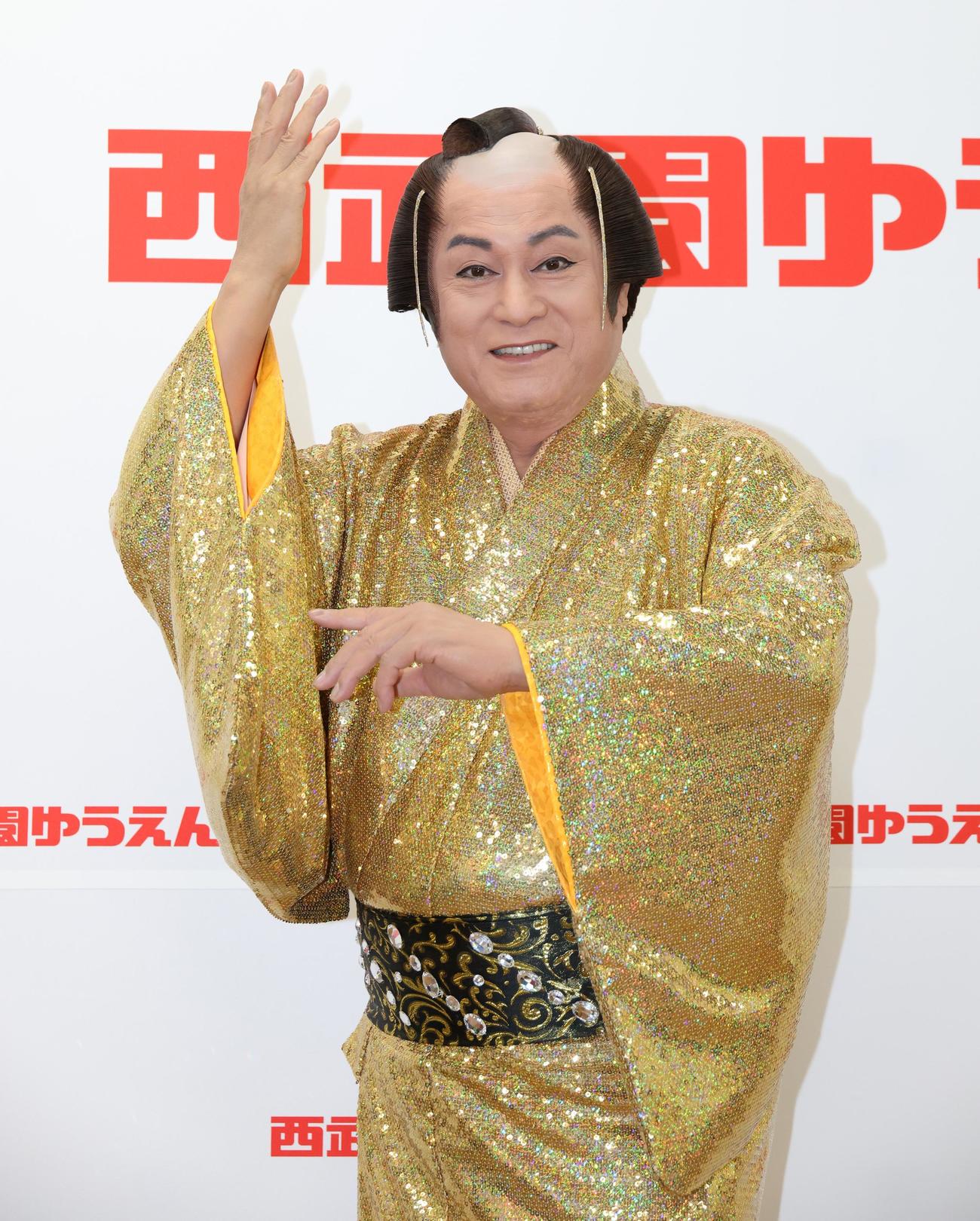 会見でポーズを決める松平健（撮影・中島郁夫）
