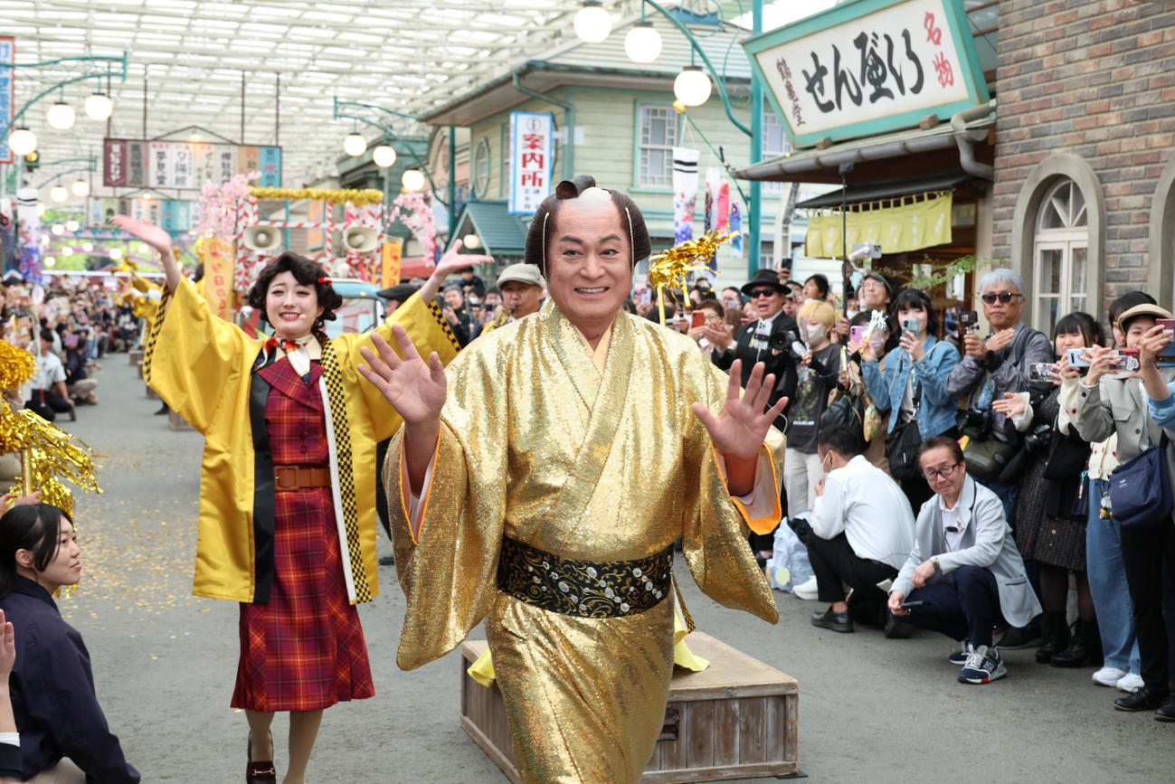 西武園ゆうえんち「ゴールデン・マツケン祭」で踊り明かす松平健（撮影・中島郁夫）