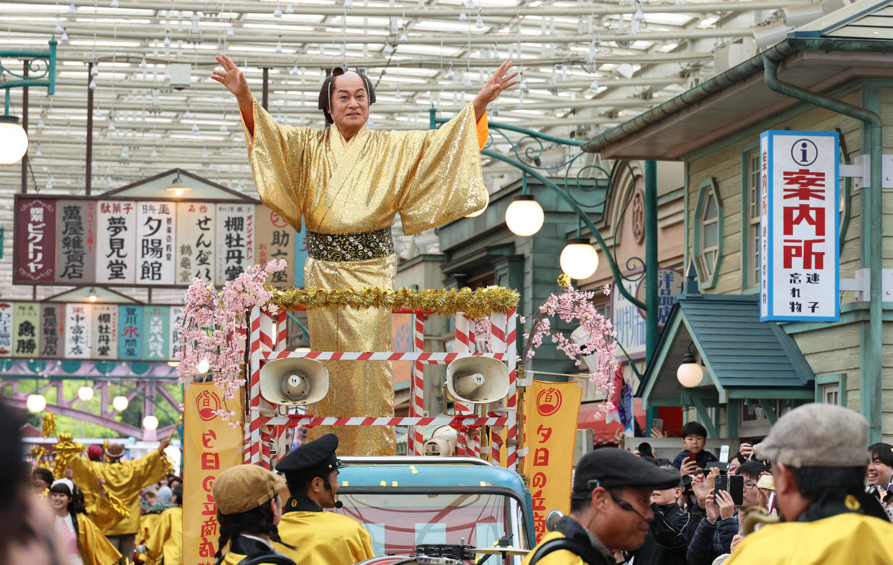 西武園ゆうえんち「ゴールデン・マツケン祭」で踊り明かす松平健（撮影・中島郁夫）