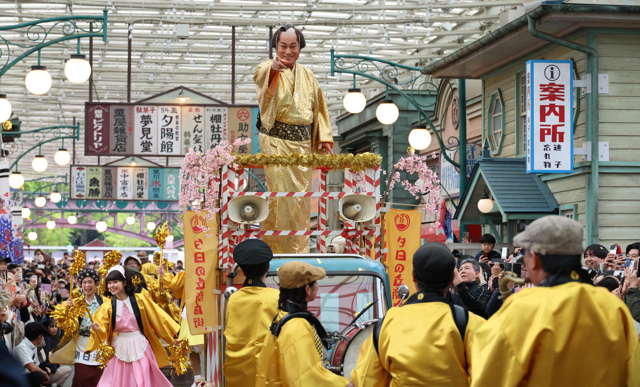 西武園ゆうえんち「ゴールデン・マツケン祭」で踊り明かす松平健（撮影・中島郁夫）