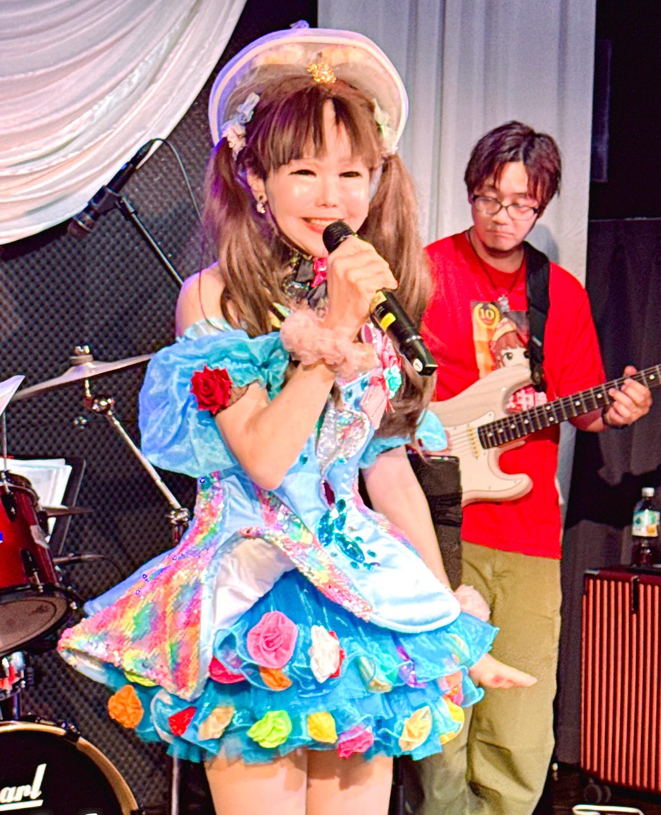 デビュー10周年記念ライブ「10イヤーズひとみん」で熱唱する恵中瞳