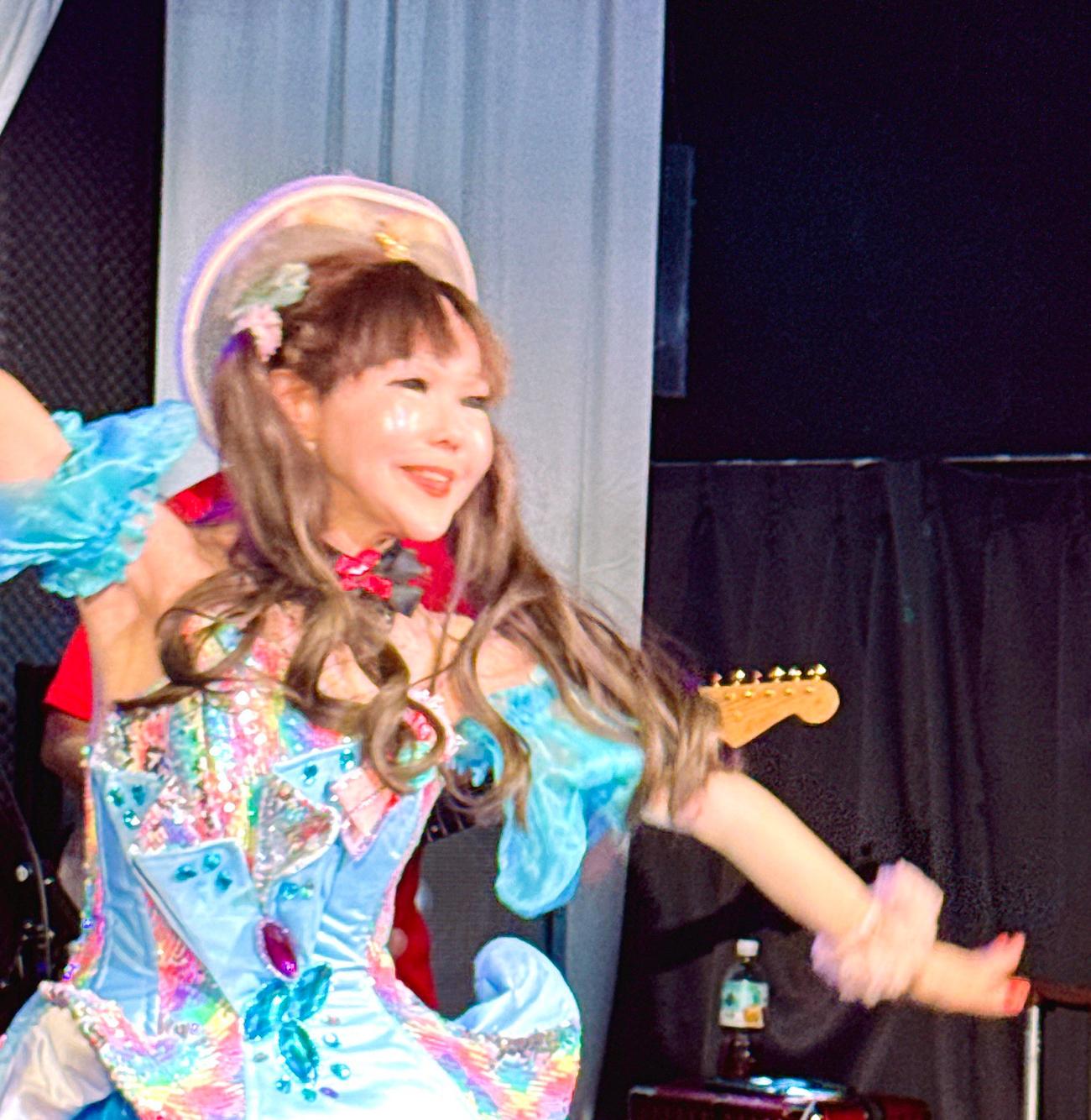 デビュー10周年記念ライブ「10イヤーズひとみん」で熱唱する恵中瞳