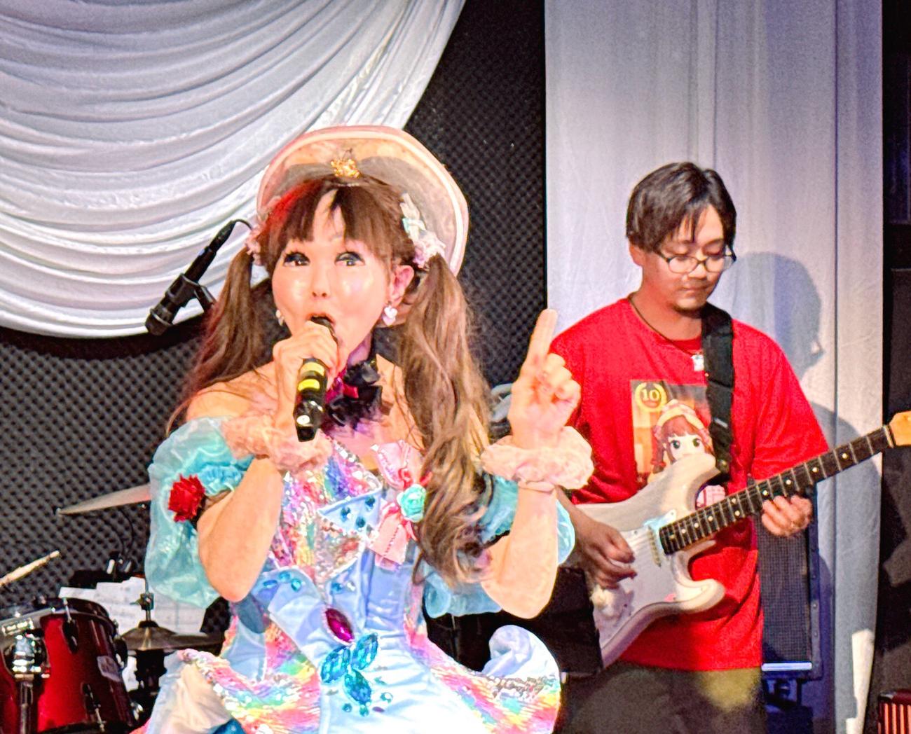 デビュー10周年記念ライブ「10イヤーズひとみん」で熱唱する恵中瞳