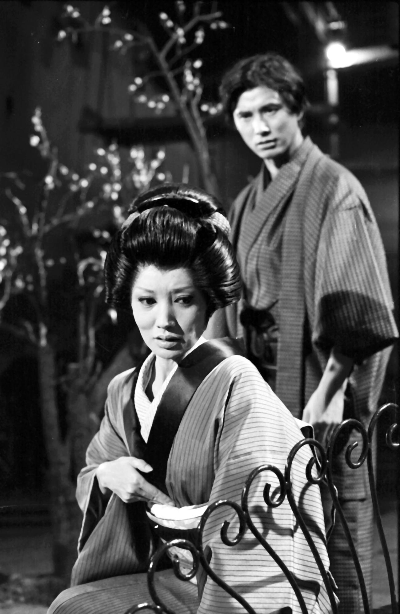 「女・その愛のシリーズ」の「婦系図」のお蔦役で主税の山口崇と浅丘ルリ子（1973年10月撮影）