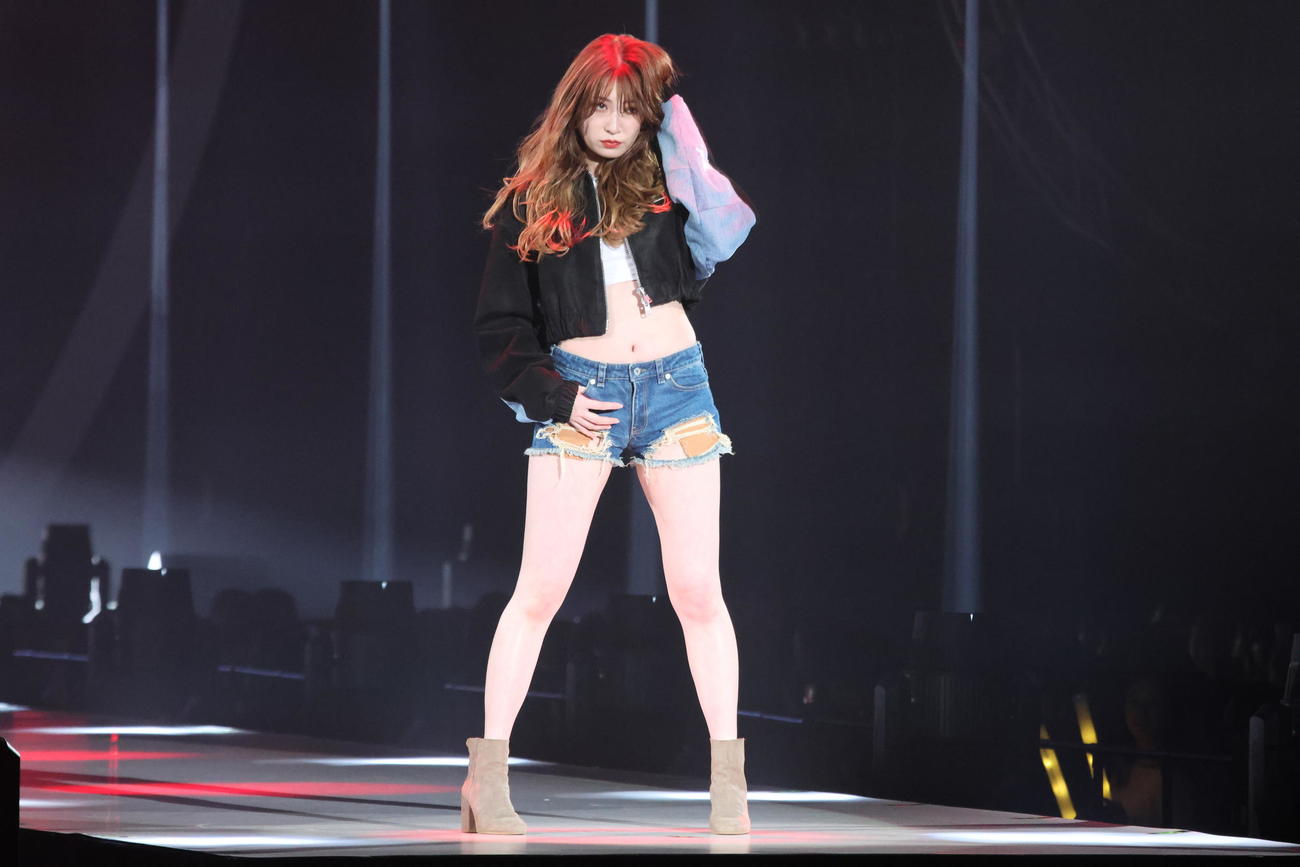 ランウェーでへそ出しファッションを披露する元NMB48吉田朱里（撮影・保坂果那）