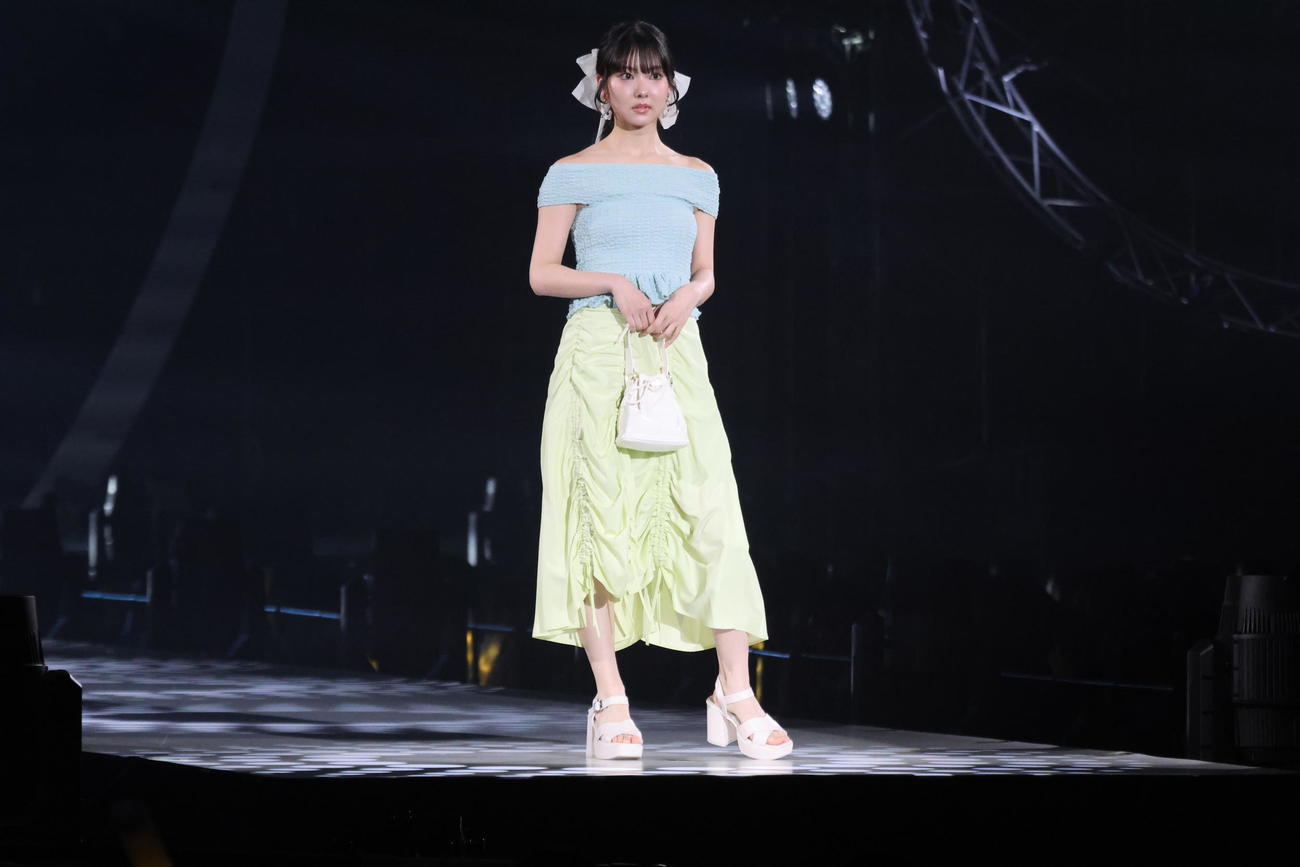 ランウェーでポーズを決めるGirls2菱田未渚美（撮影・保坂果那）