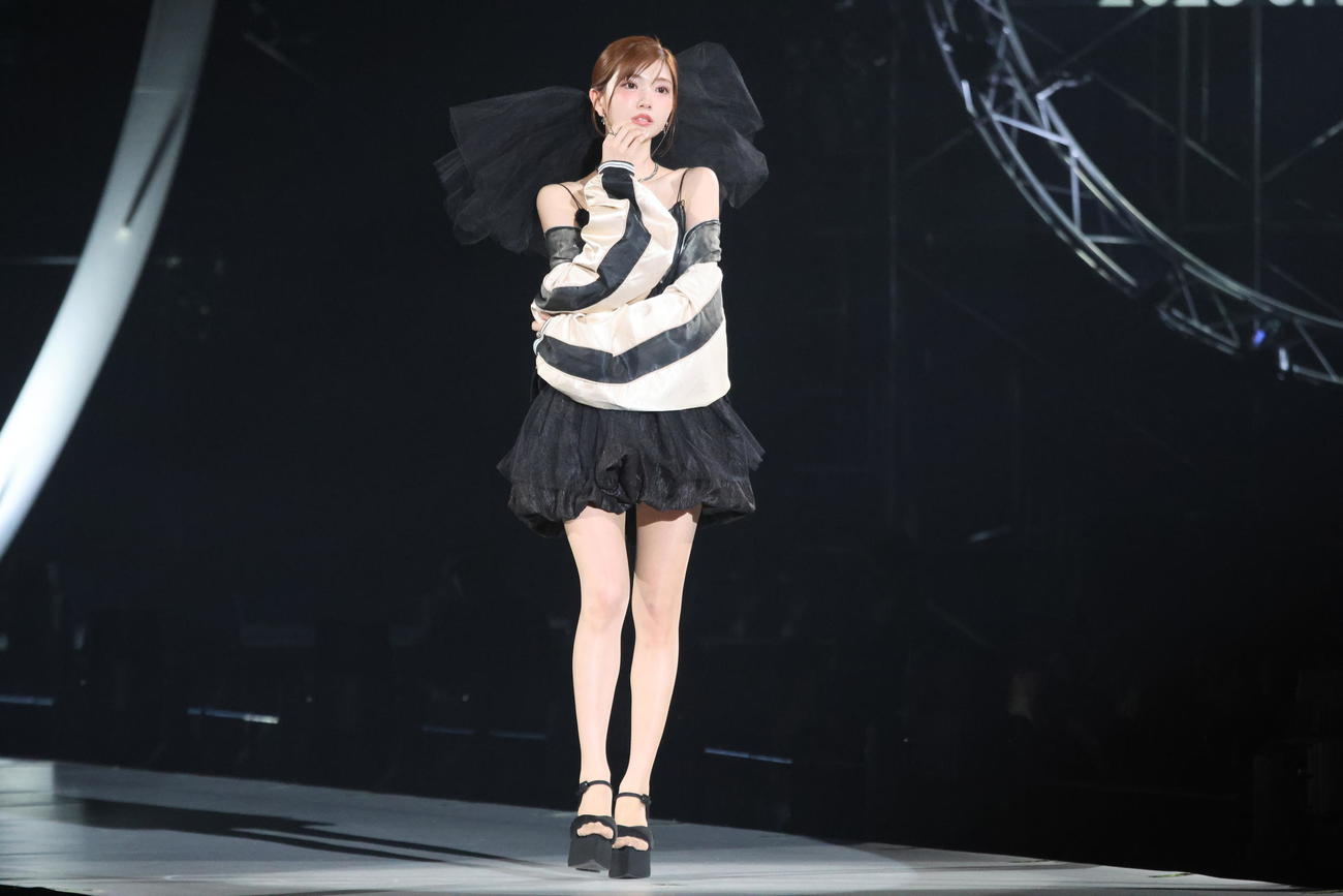 ランウェーでポーズを決める元キャバクラ嬢のHIMEKA（撮影・保坂果那）