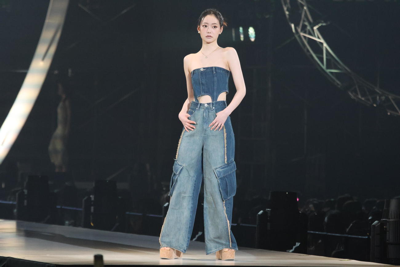 ランウェーでポーズを決める元なこなこカップルのなごみ（撮影・保坂果那）