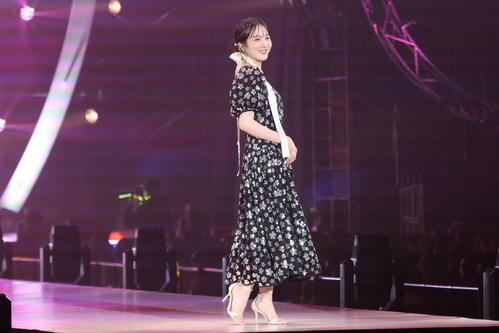 ランウエーでポーズを決める本田紗来（撮影・保坂果那）