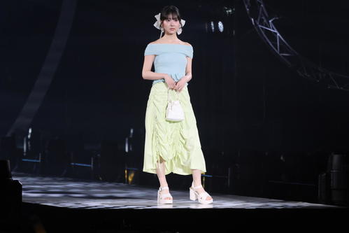 ランウェーでポーズを決めるGirls2菱田未渚美（撮影・保坂果那）