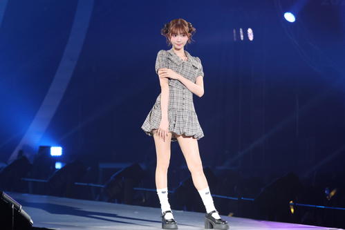 ランウェーでポーズを決める元キャバクラ嬢のHIMEKA（撮影・保坂果那）