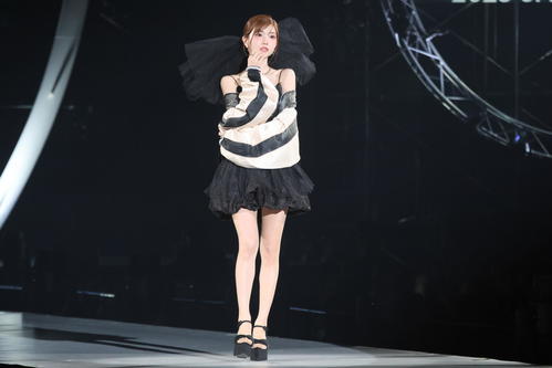 ランウェーでポーズを決める元キャバクラ嬢のHIMEKA（撮影・保坂果那）
