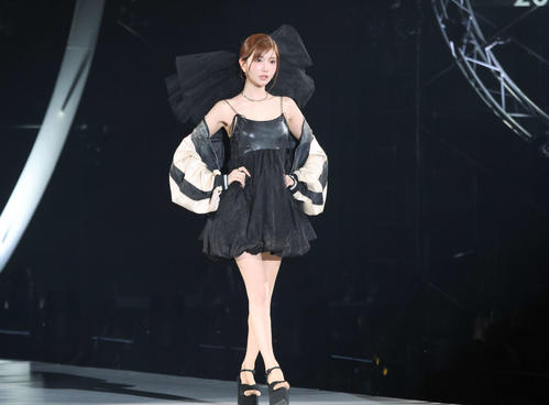 ランウェーを歩く元キャバクラ嬢のHIMEKA（撮影・保坂果那）