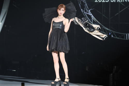 ランウェーでアウターを脱ぐ元キャバクラ嬢のHIMEKA（撮影・保坂果那）