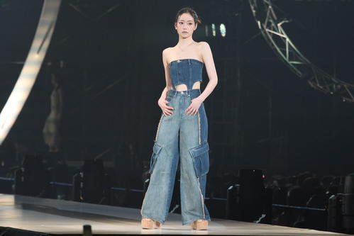 ランウェーでポーズを決める元なこなこカップルのなごみ（撮影・保坂果那）