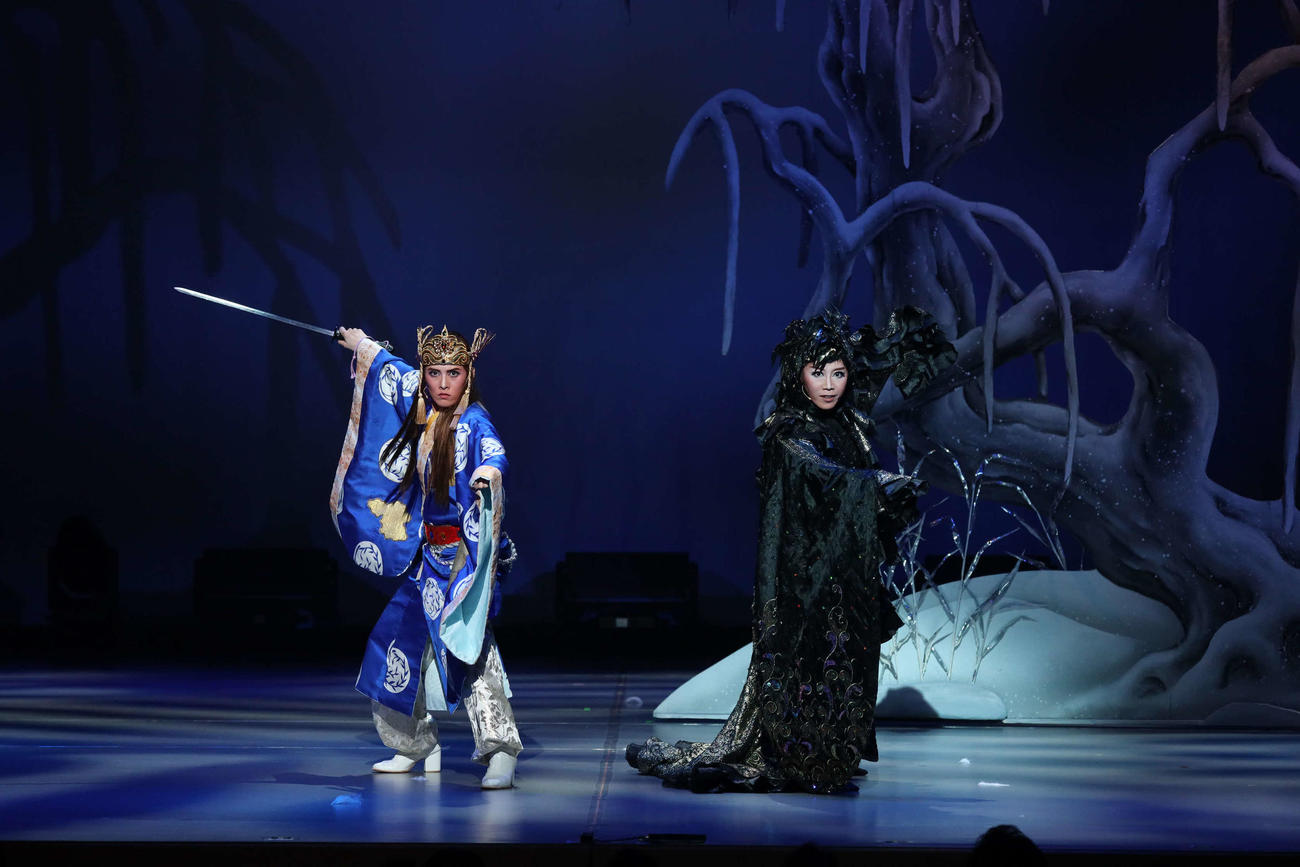 トップスター就任記念公演に出演した翼和希（左）と椿りょう（C）松竹