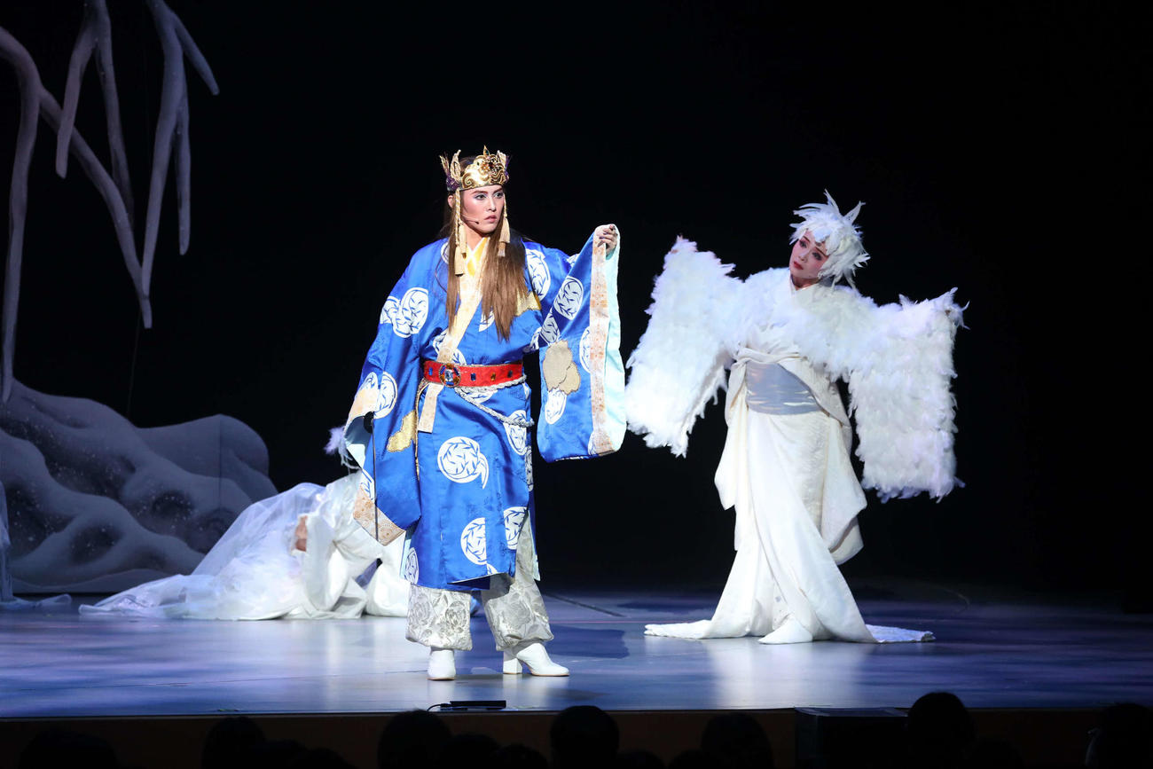 トップスター就任記念公演に出演した翼和希（左）と唯城ありす（C）松竹