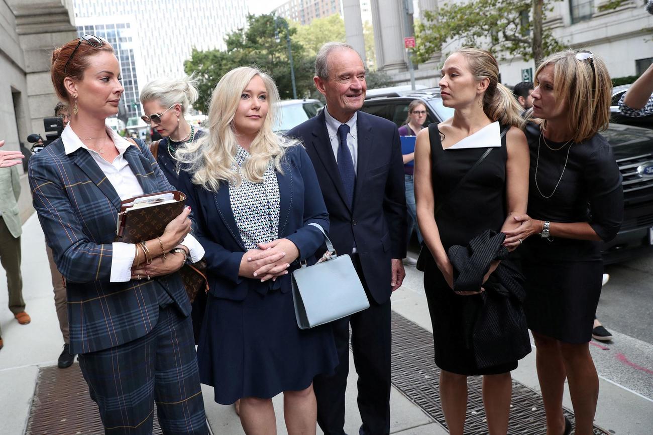 ニューヨーク連邦裁判所に到着したバージニア・ジュフリーさん（左から2人目）（2019年8月、ロイター）