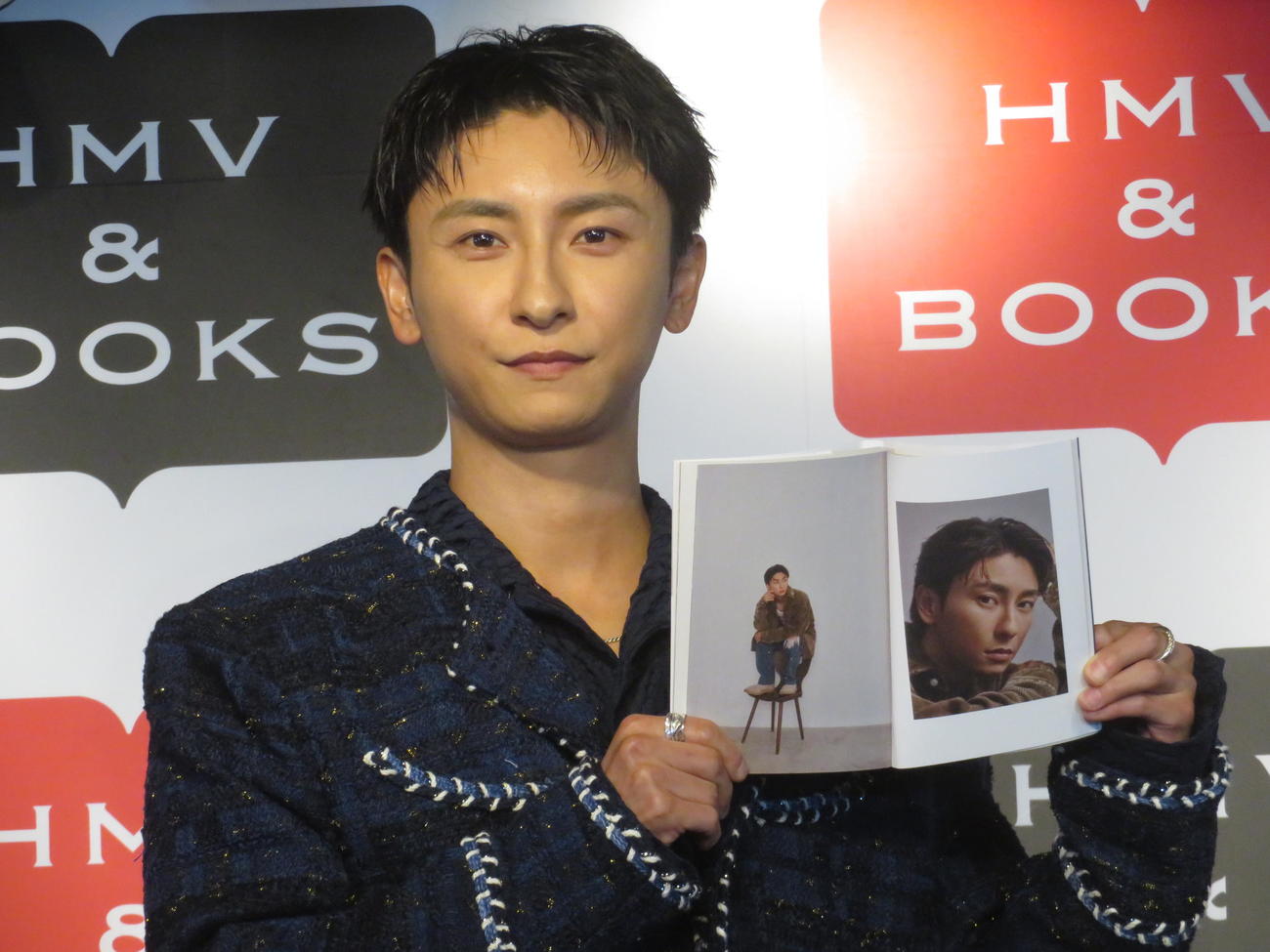 最新フォトエッセイ「人生そんなもん」発売記念会見に出席した與真司郎