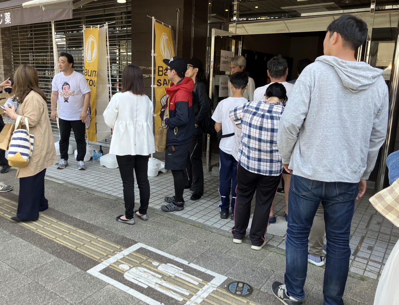 店頭に立ち接客するジャングルポケットの元メンバー斉藤慎二被告