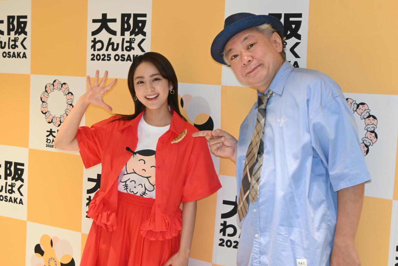 「大阪わんぱく2025“ワンバサダー”」に就任し、ゲストの平祐奈（左）とトークイベントを行った鈴木おさむ氏（撮影・松浦隆司）