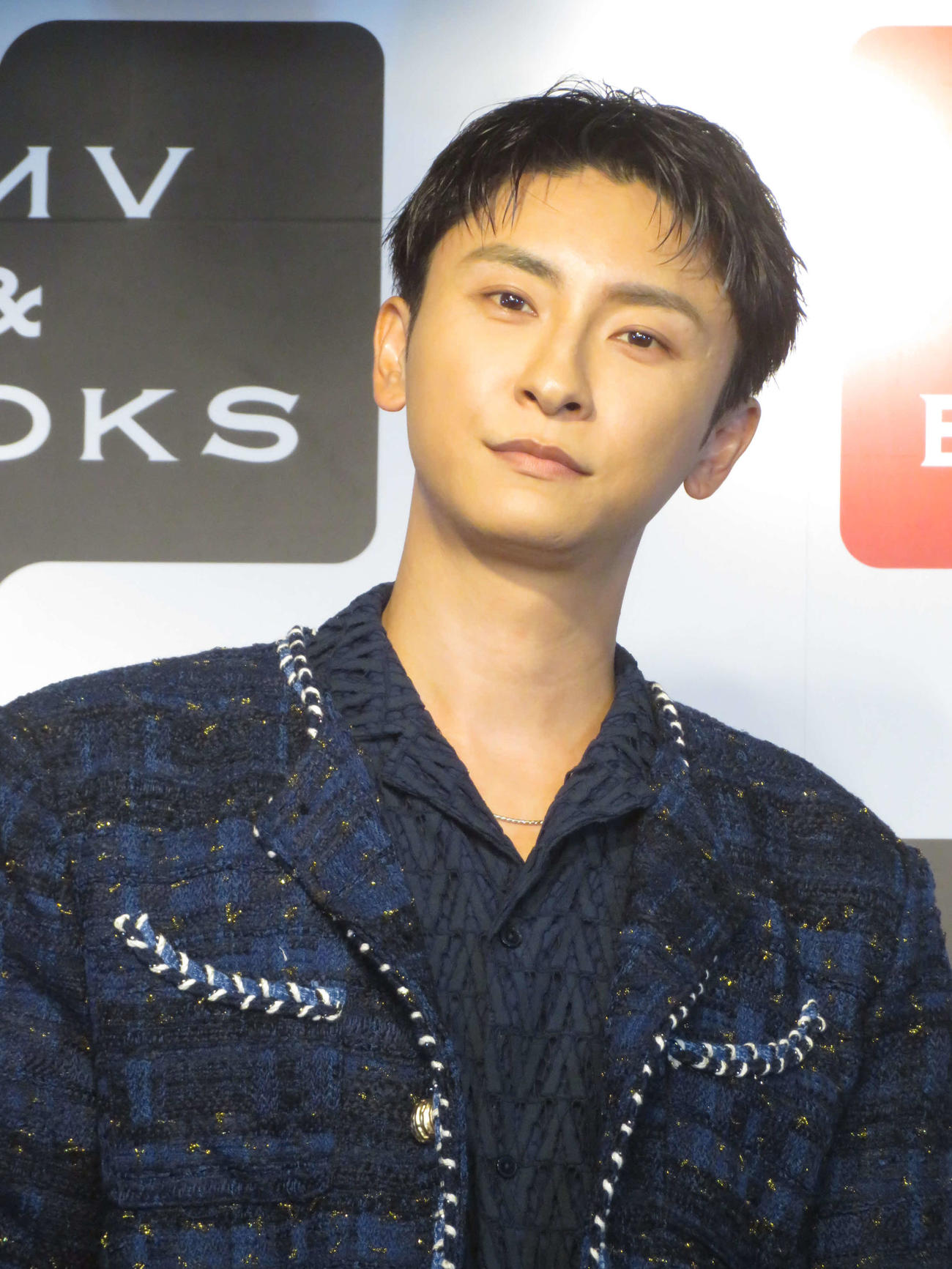 最新フォトエッセイ「人生そんなもん」発売記念会見に出席した與真司郎